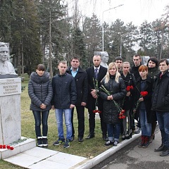 Дань памяти герою