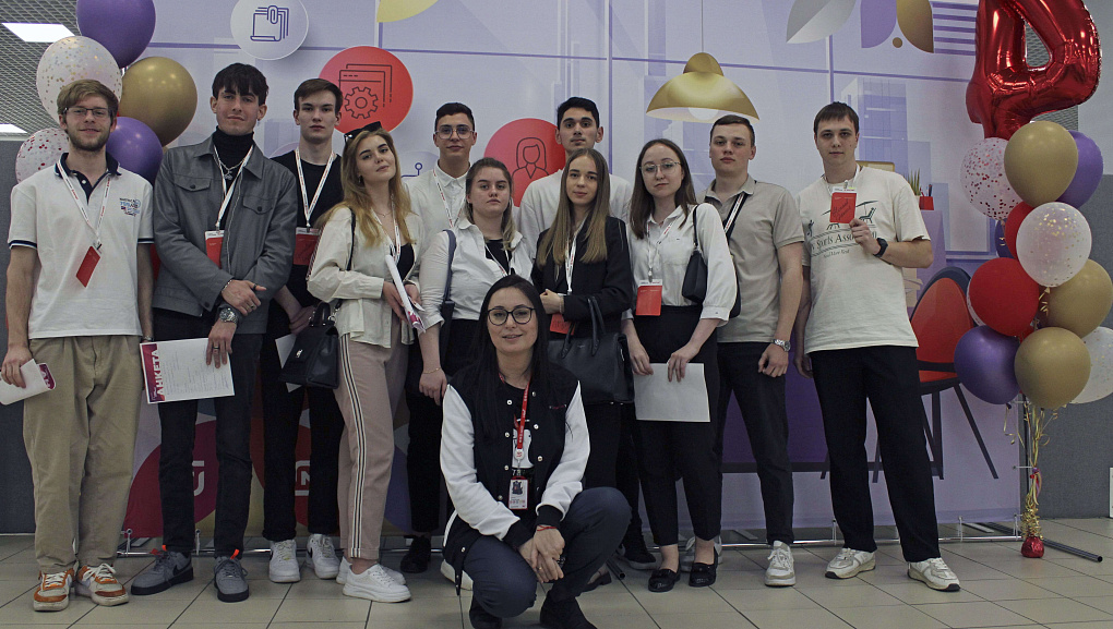 Студенты учетно-финансового факультета на Дне открытых дверей в ОЦО Магнит