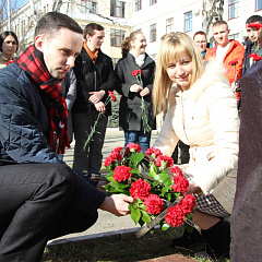 Торжественное возложение цветов к мемориальному комплексу