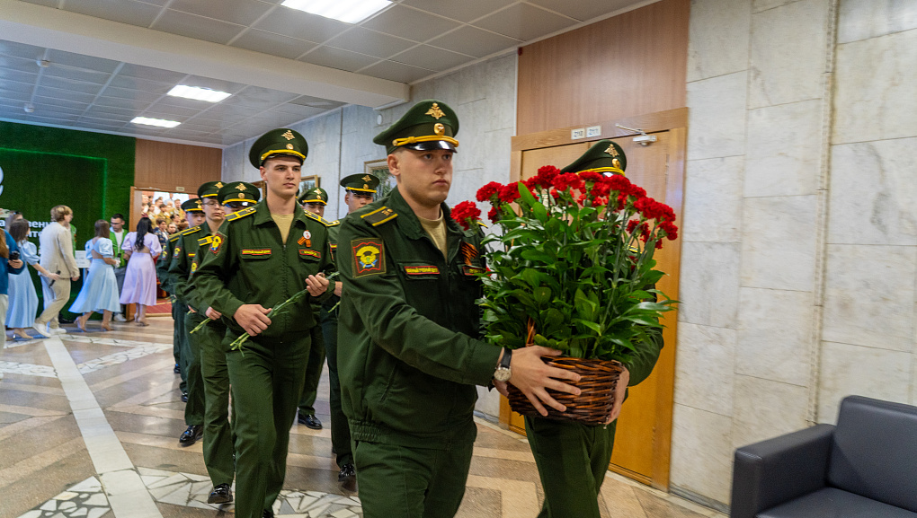 Этот праздник со слезами на глазах...