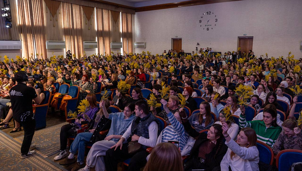 8 марта в КубГАУ: концерт и букеты мимозы для представительниц прекрасного пола!