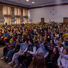8 марта в КубГАУ: концерт и букеты мимозы для представительниц прекрасного пола!