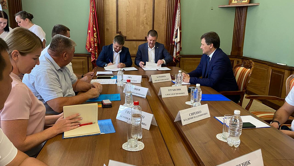 Вице-губернатор Краснодарского края Александр Власов провел рабочую встречу с ректорами университетов, входящих в Ассоциацию казачьих вузов России 