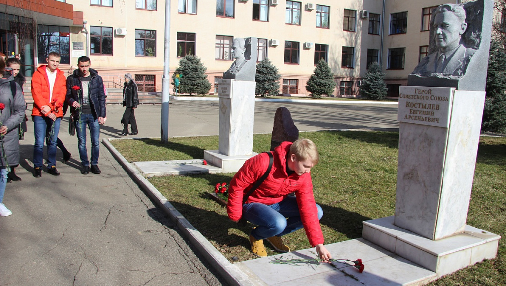 Торжественное возложение цветов к мемориальному комплексу