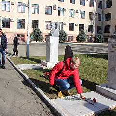 Торжественное возложение цветов к мемориальному комплексу