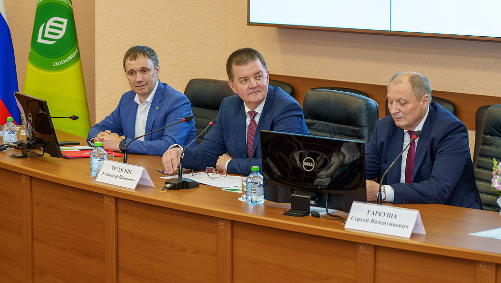 Поздравляем, аспиранты!