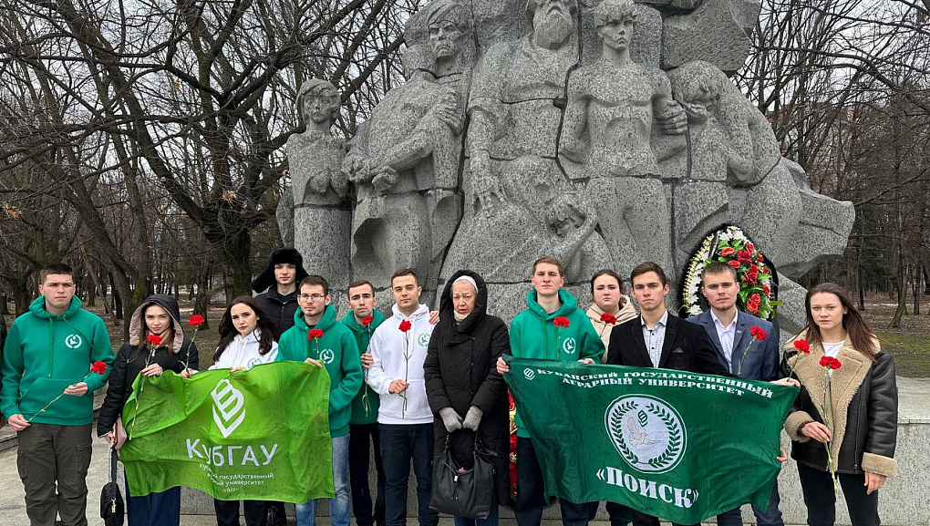 Торжественное возложение цветов к памятнику жертвам фашистского террора
