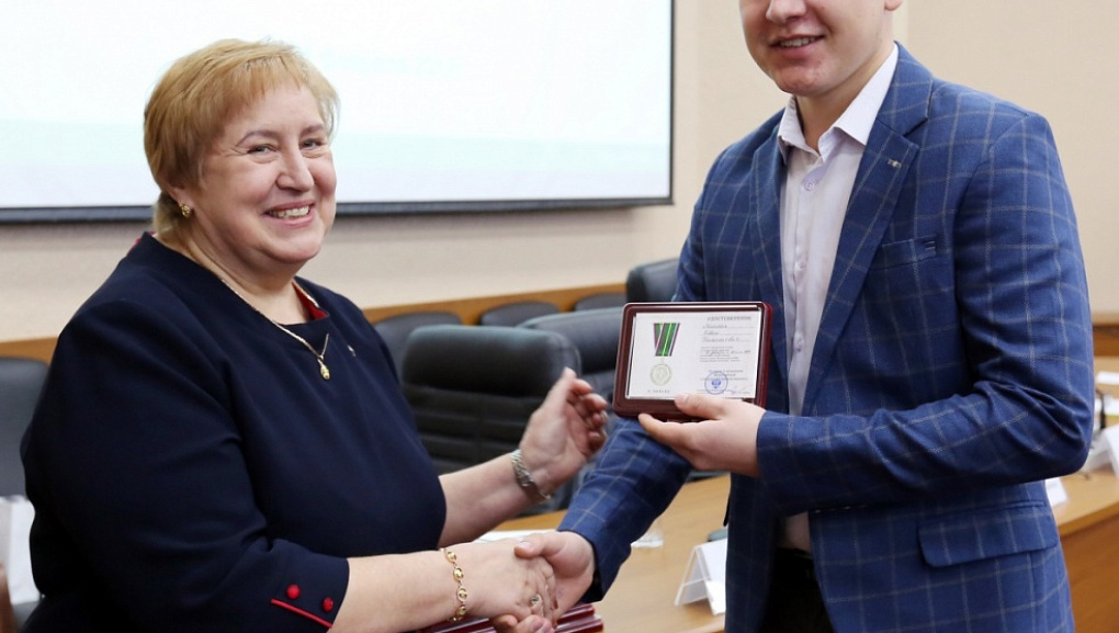 Медали – студентам 