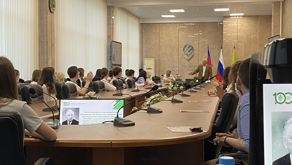 Памяти именитого выпускника
