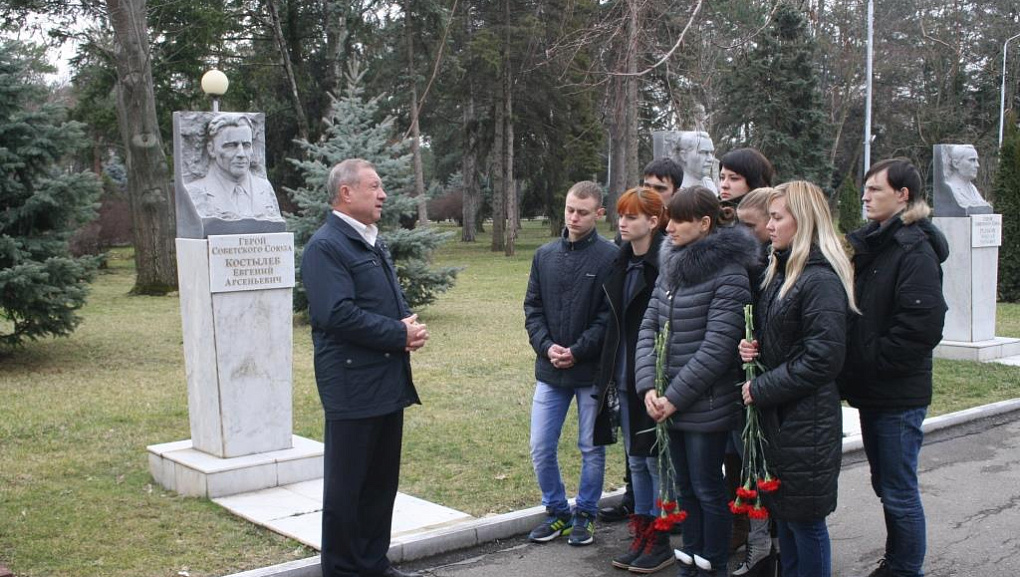 Дань памяти герою