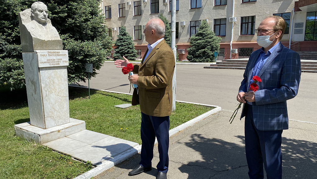 Памяти именитого выпускника