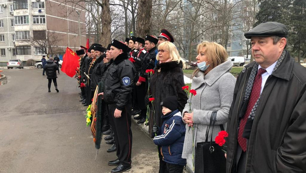 Торжественная церемония возложения цветов