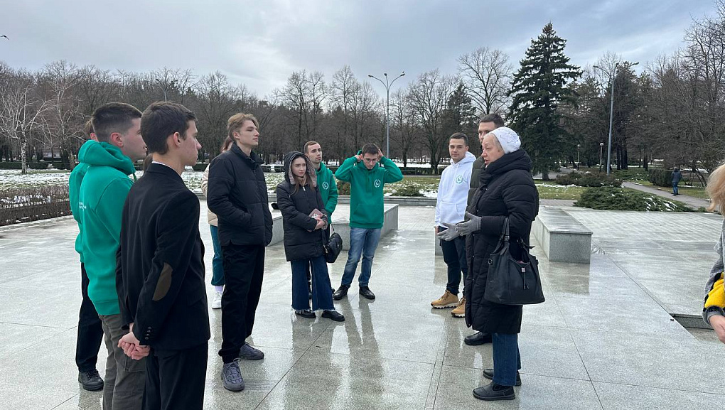 Торжественное возложение цветов к памятнику жертвам фашистского террора