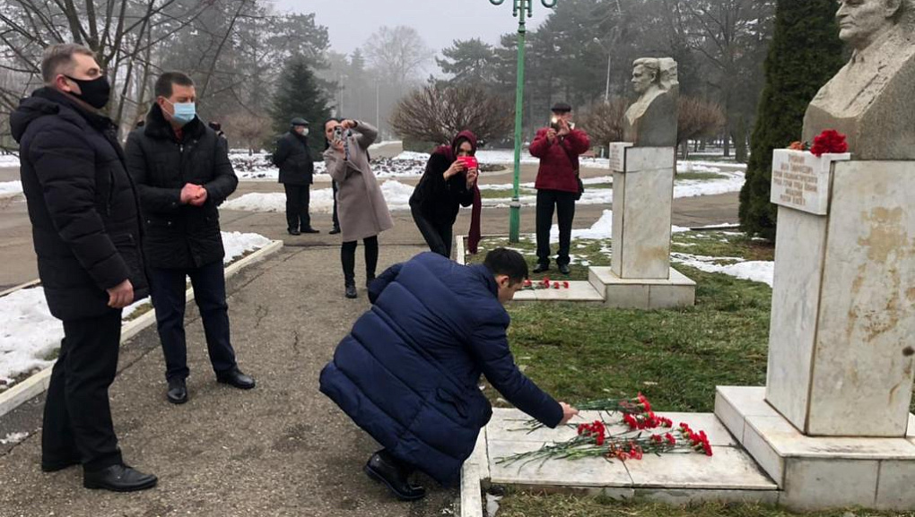 Торжественная церемония возложения цветов