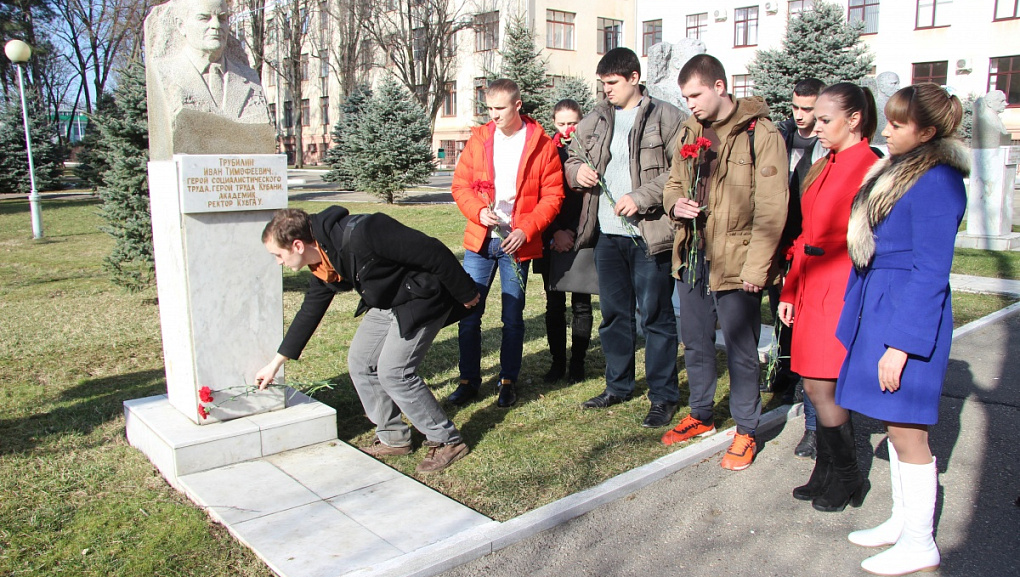 Торжественное возложение цветов к мемориальному комплексу