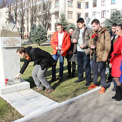 Торжественное возложение цветов к мемориальному комплексу