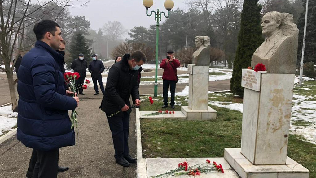 Торжественная церемония возложения цветов