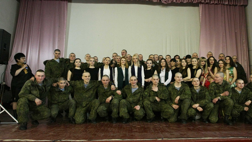 Артисты КубГАУ поздравили солдат