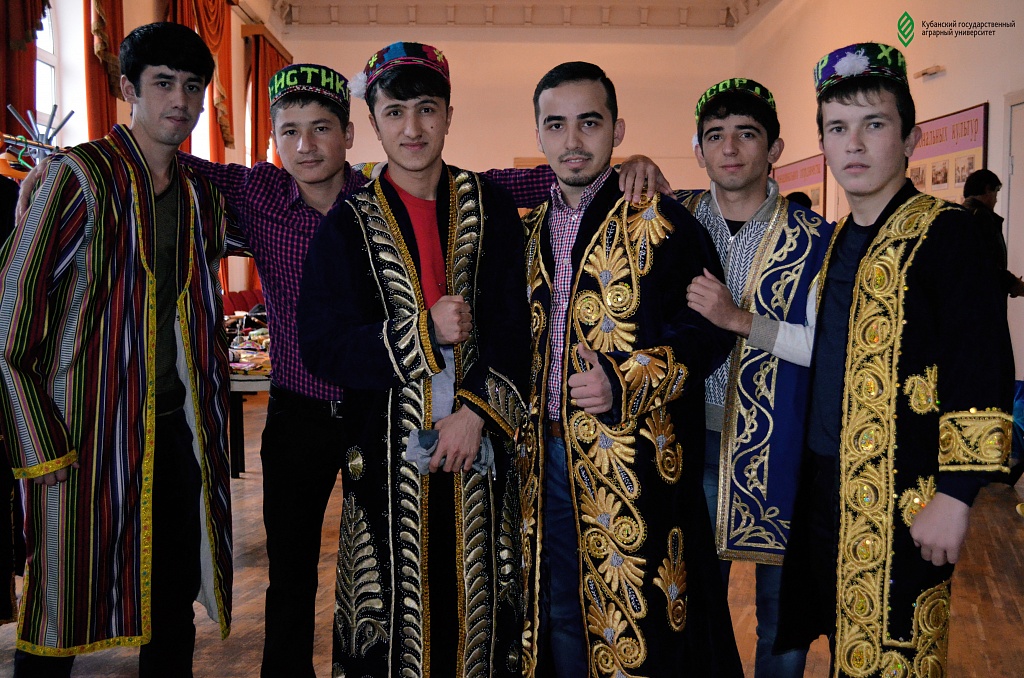 Таджикские узбеки. Национальная одежда Таджикистана чапан. Таджикский национальный костюм Джома. Узбекская Национальная одежда. Таджикская Национальная одежда мужская.