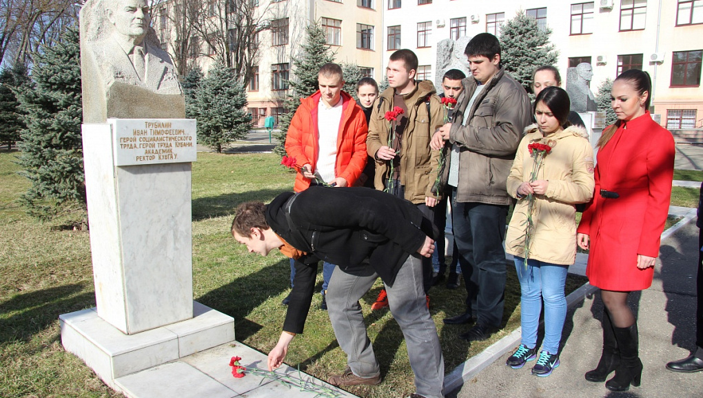 Торжественное возложение цветов к мемориальному комплексу