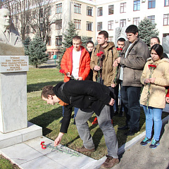 Торжественное возложение цветов к мемориальному комплексу