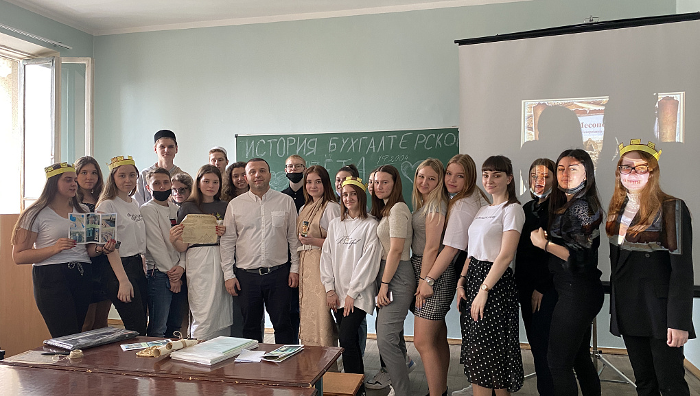 Студенты учетно-финансового факультета погрузились в учет Древнего мира  