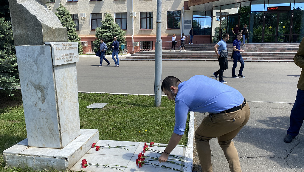 Памяти именитого выпускника