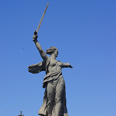 На Мамаевом кургане тишина…