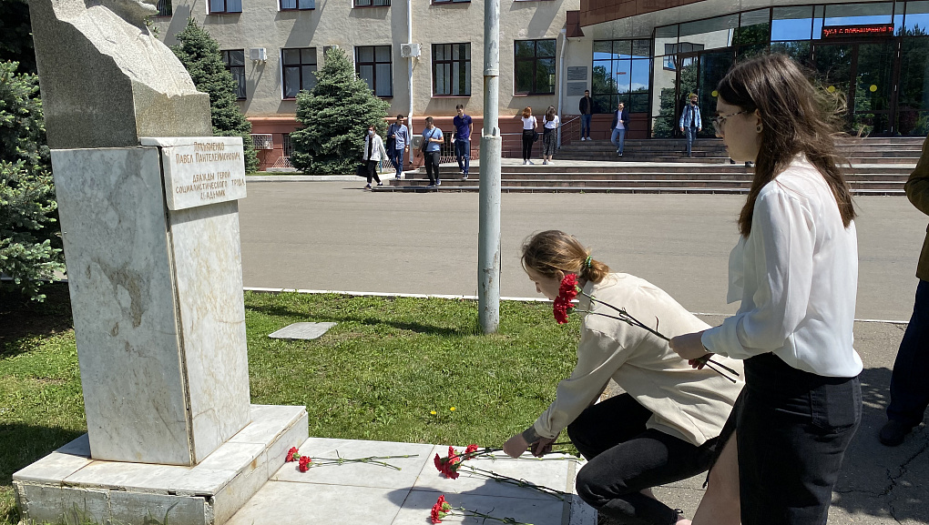 Памяти именитого выпускника