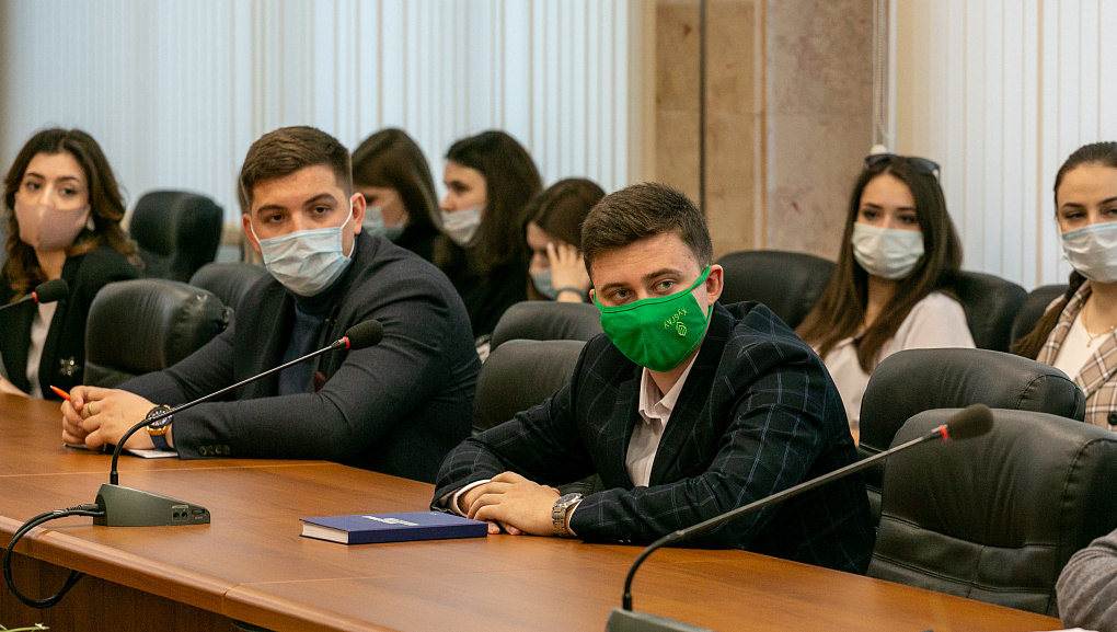 Не креслом жить, а делом!