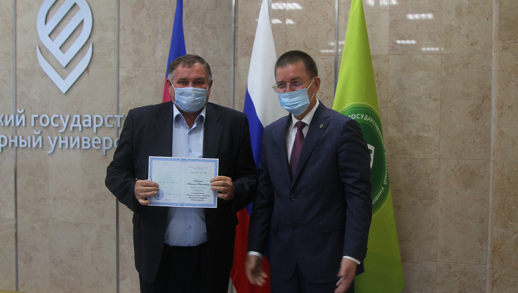 Чествовали работников отрасли и деятелей науки