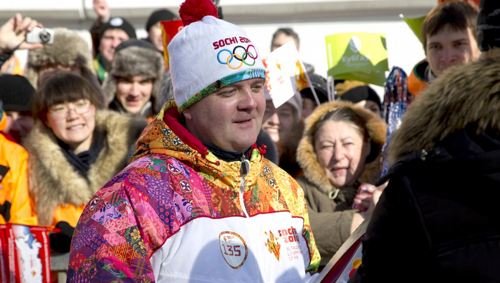 Факел с олимпийским огнем в наших руках!