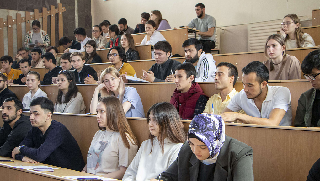 Иностранные студенты из стран СНГ и Азии с представителями «Многофункционального миграционного центра»