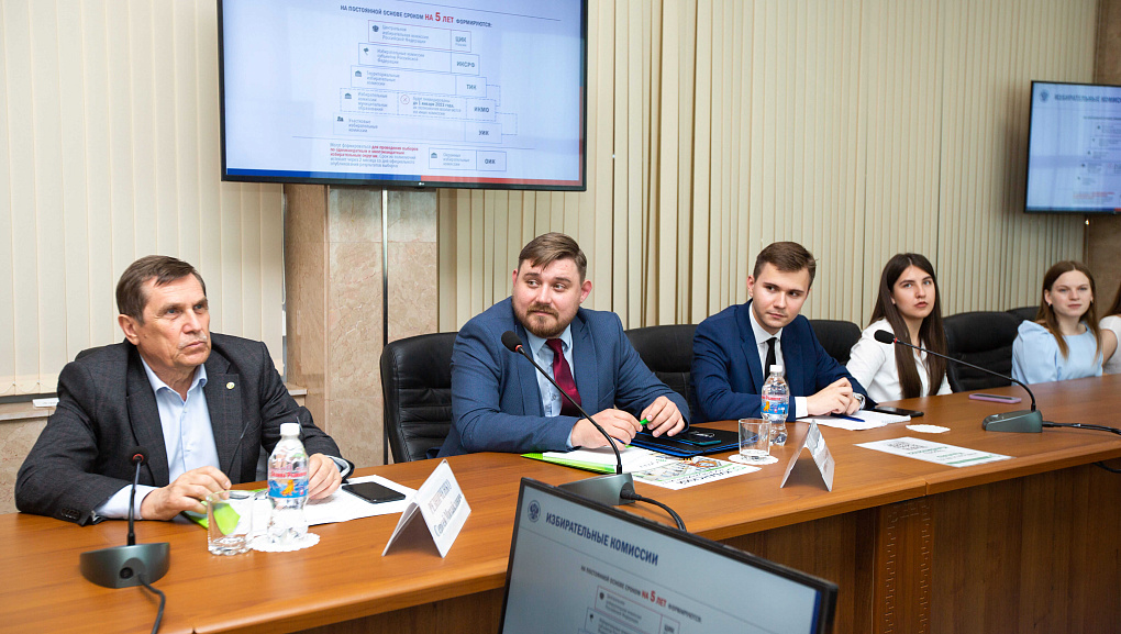 Студенты-юристы встретились с членом Центральной избирательной комиссии Антоном Лопатиным