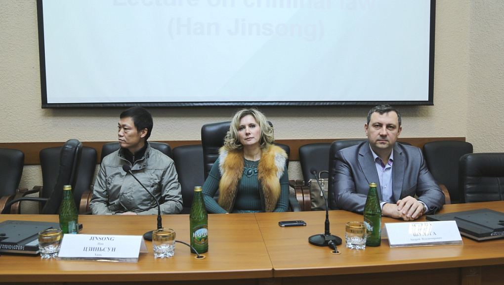 Лекция преподавателя из Китая для студентов юридического факультета