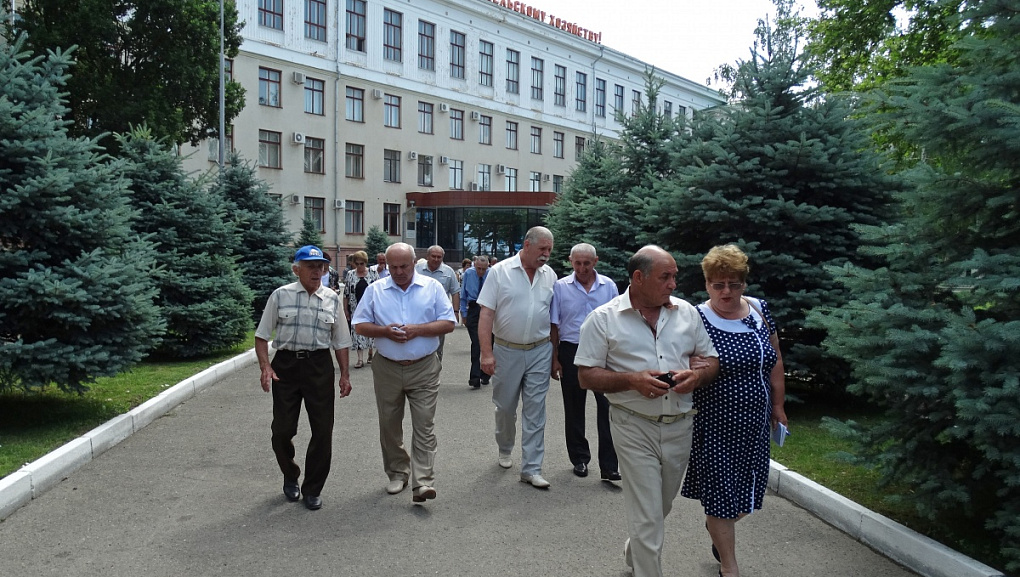 Студенческая юность наша притягивает как магнит