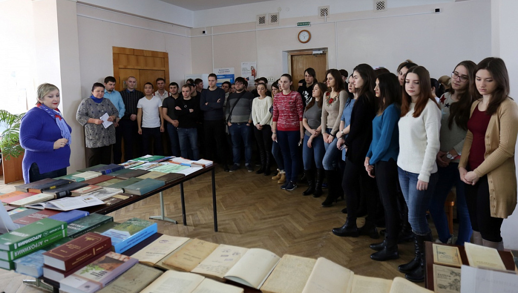 Нам книга строить и жить помогает