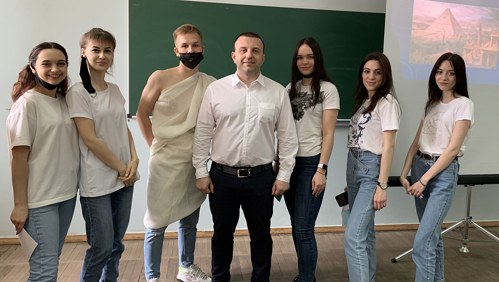 Студенты учетно-финансового факультета погрузились в учет Древнего мира  