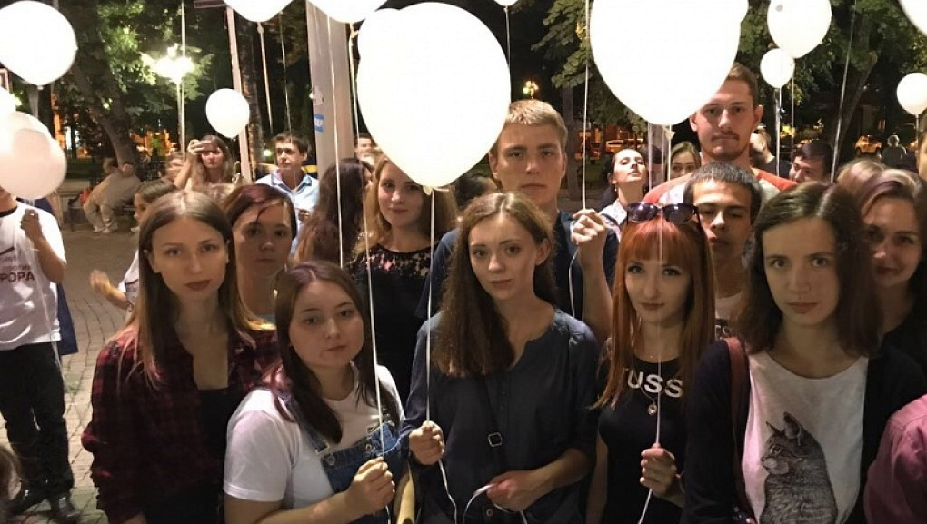 Зажгли свечу памяти