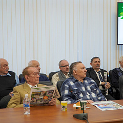 Историческую книгу подарили  ветеранам универитета