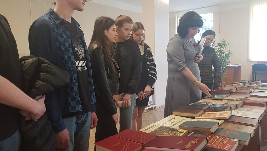 Книжная выставка «Летопись подвига народа»