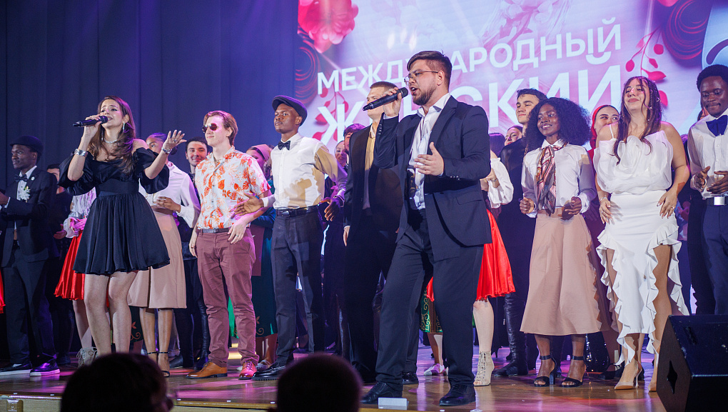 В КубГАУ поздравили женщин с Международным женским днём