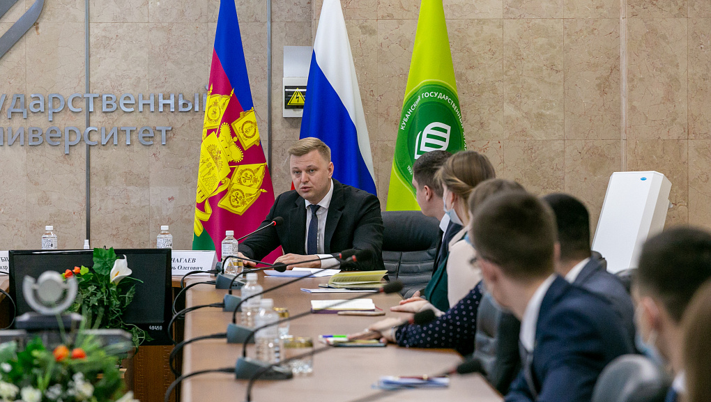 Не креслом жить, а делом!