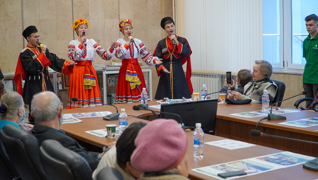 Историческую книгу подарили  ветеранам универитета