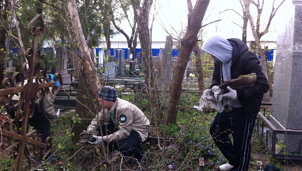 Благоустройство захоронений ветеранов ВОВ студсоветом, СТО «Зодчий» и волонтерами