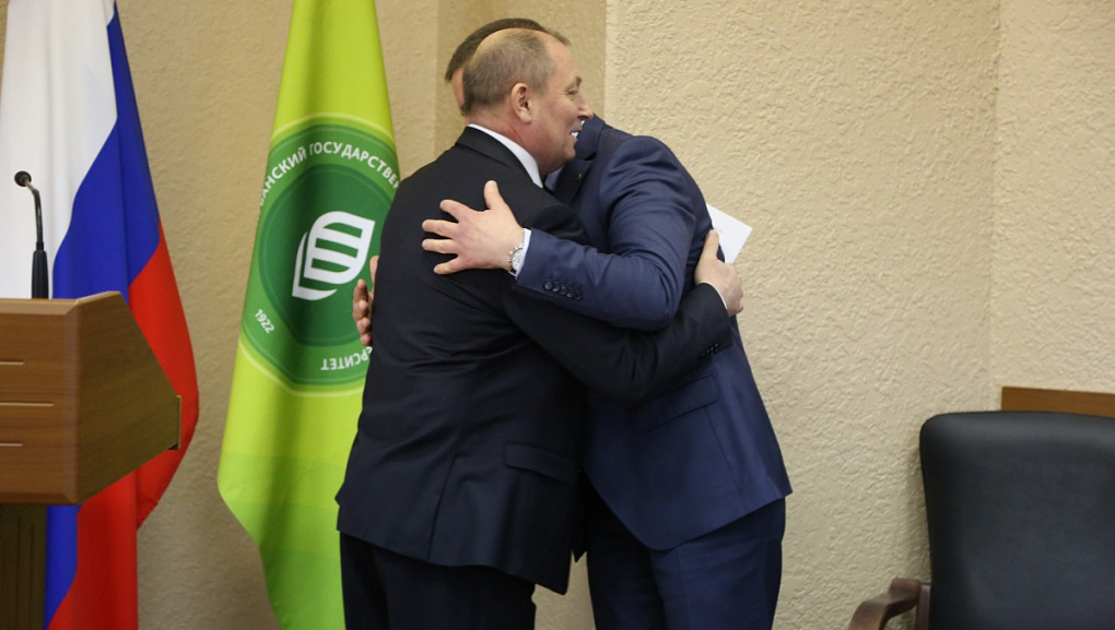 На ученом совете С.В. Гаркуша вручил благодарности труженикам АПК края